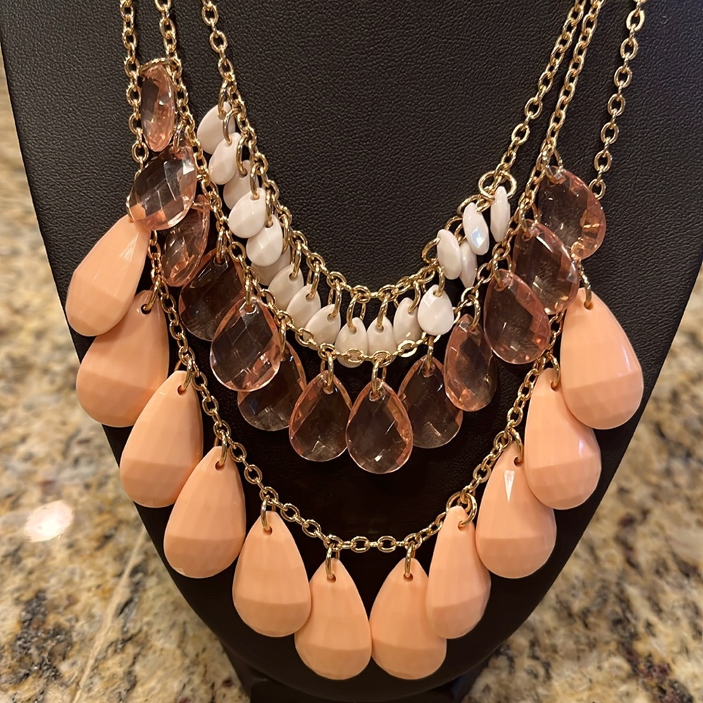 EUC  Avon “no more tears” necklace- beautiful